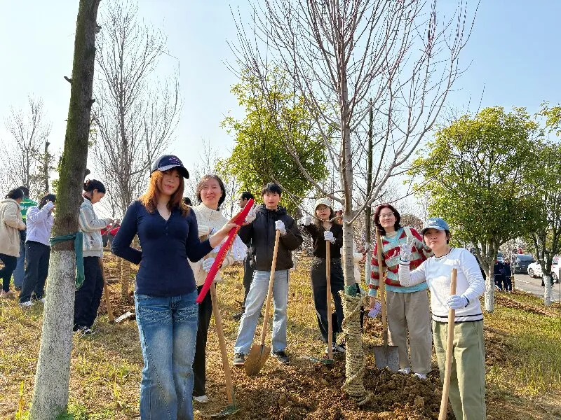 Plantar vegetación, cosechar felicidad: la actividad de plantación de árboles de Dawning en la isla de Mopan